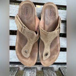 Taos 8-8.5 Women’s Shoes Sandals Tan Brown. Small wedge heel.
